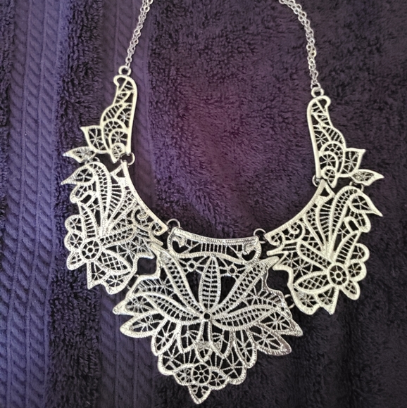 Jewelry - Ladies necklace